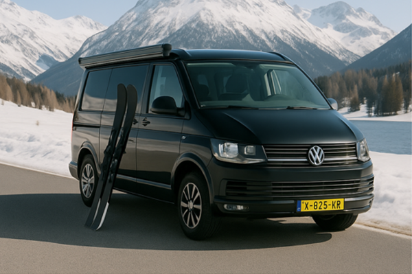 Camper in de bergen voor wintersport